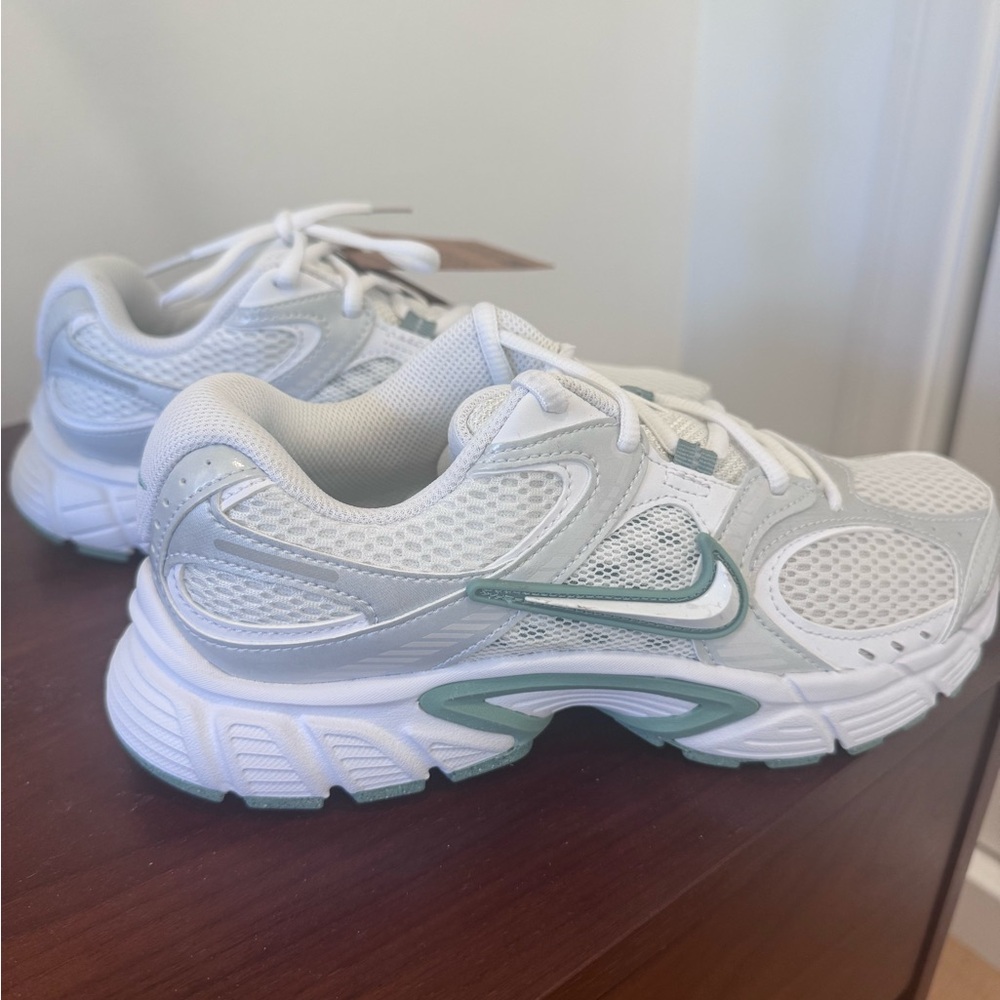 NWT Nike Women's White and Teal V5 RNR Sneakers - Picture 8 of 9